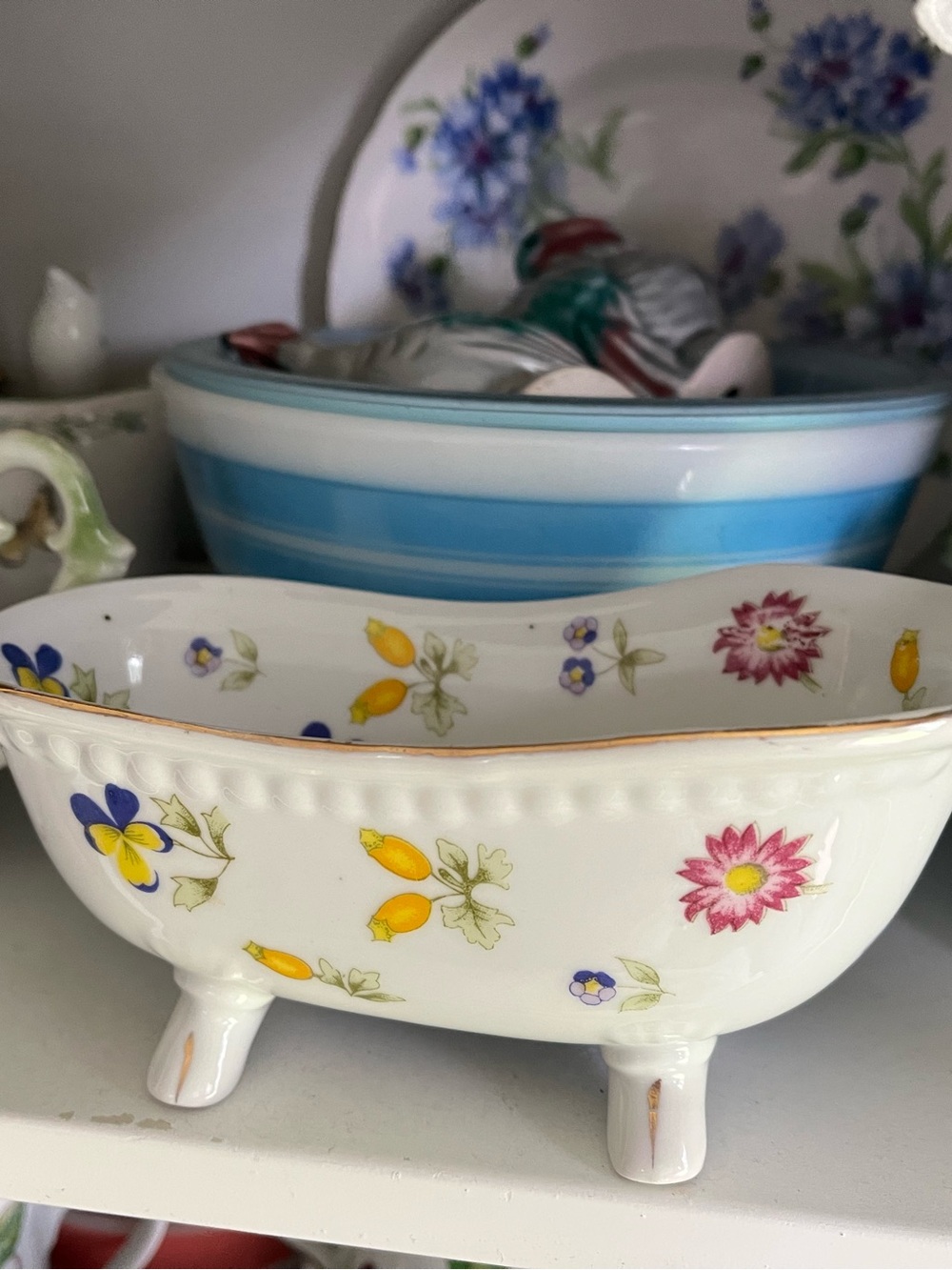 Floral ceramic bathtub trinket dish